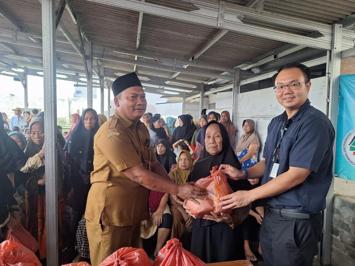 Ratusan Warga Desa Cijeruk Antusias Terima Bantuan Sembako dari PT Infiniti Triniti Jaya